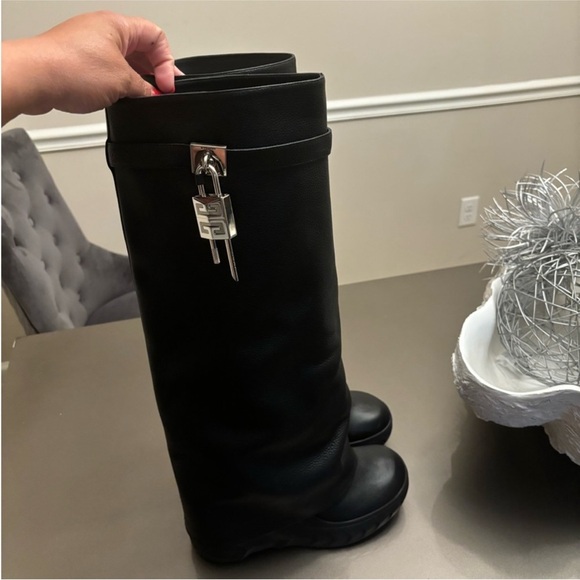 Ladies AUTHENTIC Givenchy Black Shark Lock Biker boots in grained leather - Picture 4 of 16